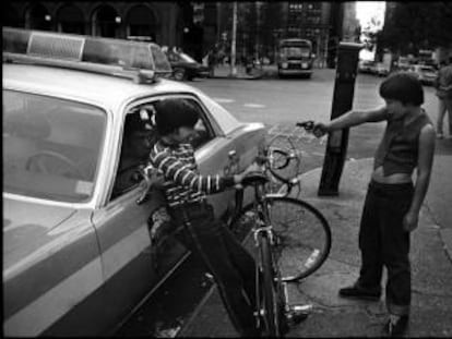 Se reedita 'Street Cops', el monografico más famoso de la fotógrafa americana cronista del lado más oscuro de las calles de Nueva York