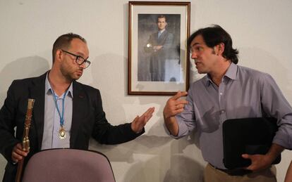 Serafín Faraldos (con el bastón de mando) dialoga con Guillermo Gross, desde este viernes exalcalde de Valdemoro.