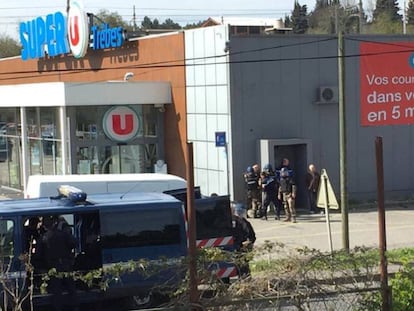 Vista do lado de fora do supermercado.