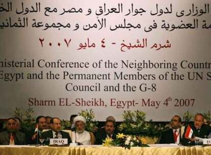 El primer ministro iraquí, al Maliki, junto con otros líderes políticos, en la Conferencia de países vecinos de Irak.