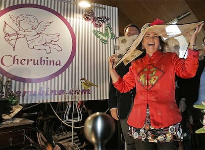 La ministra de Cultura, Carmen Calvo, ha inaugurado la III Edición de Moda de Sevilla, donde ha entregado a Modesto Lomba, mitad de la fima Devota&Lomba, el premio Dedicación a la Moda. En su discurso, la ministra ha destacado la importancia de la moda: "Lo que se nos acaba quedando de la historia es la indumentaria. Cuando vemos algún cuadro, un bajorrelieve o una noticia y vemos un modelo de vestir, automáticamente somos capaces de decir si es el siglo XVI, un traje romano o una forma de vestir del mundo árabe". En la foto, Calvo, con un conjunto muy japonés, se prueba una pamela durante la muestra de Sevilla.