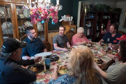 Zuckerberg, en el medio, con la familia de Daniel Moore, a su lado, en Newton Falls (Ohio), en una fotografía publicada en su página de Facebook.