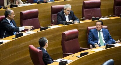 Francisco Camps se&ntilde;ala el esca&ntilde;o dejado vac&iacute;o tras la renuncia de la exconsejera Alicia de Miguel.