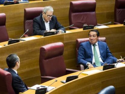 Francisco Camps señala el escaño dejado vacío tras la renuncia de la exconsejera Alicia de Miguel.