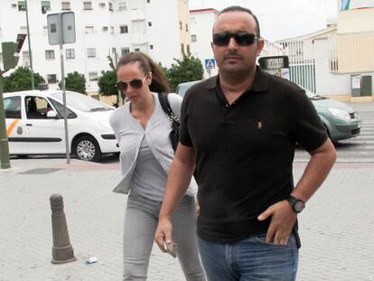 Arriba, Rocío Carrasco con su marido, Fidel Albiac, al llegar al hospital. Abajo, restos del coche en el lugar del accidente.