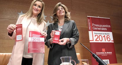Cristina Cifuentes y Engracia Hidalgo, con los presupuestos de 2016.