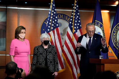 Programas sociales Joe Biden Nancy Pelosi, Janet Yellen y Chuck Schumer, este jueves en el Capitolio