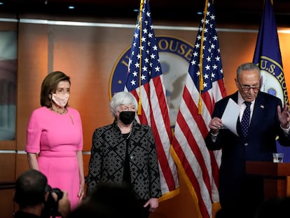 Programas sociales Joe Biden Nancy Pelosi, Janet Yellen y Chuck Schumer, este jueves en el Capitolio