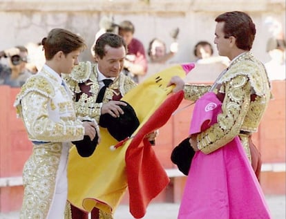 El torero 'El Juli' (i) recibe la alternativa en la Plaza de Toros de la ciudad francesa de Nimes, de manos de José María Manzanares, en presencia de José Ortega Cano (d), septiembre de 1998.