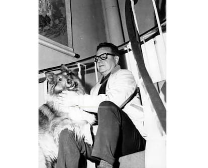 El presidente Salvador Allende y su perro Chagual, en su casa ubicada en Guardia Vieja, en 1972.