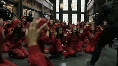 Un moment de la primera temporada de 'La casa de papel', una de les que tindrà adaptacions en format lliure.