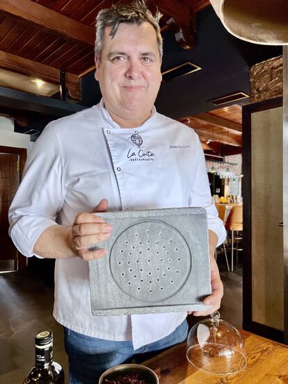 El cocinero José Álvarez en el restaurante La Costa con su placa para vapor. J.C. CAPEL