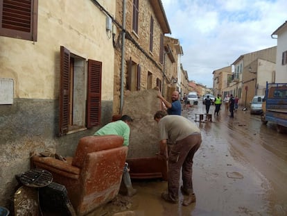 Vecinos de la localidad de Sant Llorenç des Cardassar (Mallorca), limpian el lodo de sus muebles y enseres, tras las inundaciones y el desbordamiento de torrentes.