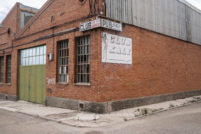 Un cartel que señaliza la ubicación de un club de alterne abierto todo el día en el polígono industrial de Illescas (Toledo).