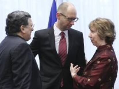 (i-d) El presidente de la Comisión Europea (CE), José Manuel Durao Barroso; el primer ministro de Ucrania, Arseniy Yatsenyuk; y la jefa de la Diplomacia europea, Catherine Ashton, conversan durante un encuentro con los jefes de Estado y de Gobierno de la Unión Europea (UE), en Bruselas (Bélgica). EFE/Archivo