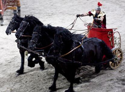 Hasta que Nicki Pfeifer, el domador de caballos, no dio el visto bueno (en enero de 2008), nada del proyecto parecía posible. La escena fundamental, la carrera de cuadrigas en la que Judá Ben Hur y Mesala luchan por la gloria o la muerte, debía trasladarse a tamaño real. Al final habrá cinco cuadrigas, 20 caballos andaluces que llevan entrenándose año y medio. A diferencia de la película, en la escena sí suena música. La partitura corre a cargo de Stewart Copeland, ex batería de The Police y compositor de bandas sonoras como 'La ley de la calle' o 'Rapa Nui'.