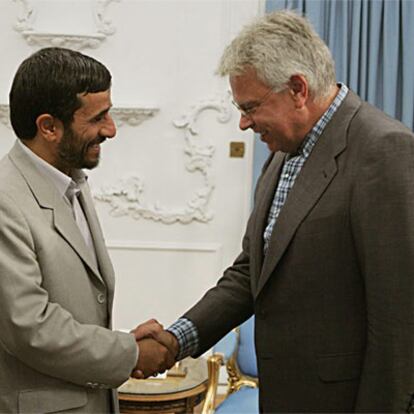 El ex presidente del gobierno español Felipe González saluda al presidente iraní, Mahmud Ahamdineyad.