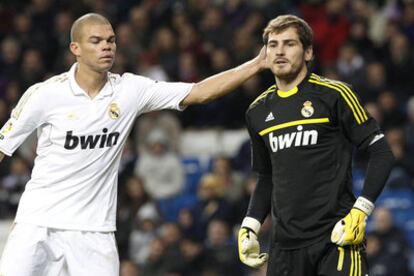 Pepe, junto a Casillas, en el partido frente al Villarreal.