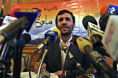 El nuevo mandatario iraní, Mahmud Ahmadineyad, rodeado de micrófonos durante la rueda de prensa en Teherán.