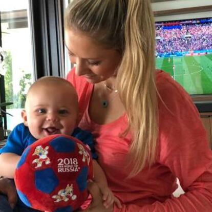 Anna Kournikova y uno de sus bebés apoyando a Rusia en el Mundial.