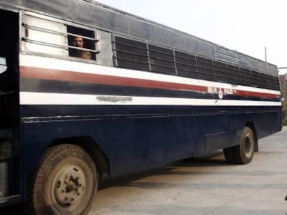 Un autob&uacute;s de la polic&iacute;a transporta a cinco acusados de una violaci&oacute;n del pasado 16 de diciembre.