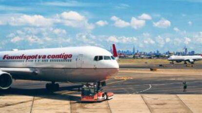 Montaje de Foundspot con su logotipo en un avión. La compañía ha creado un servicio para encontrar objetos perdidos.