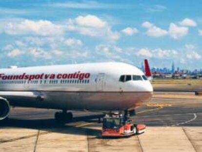 Montaje de Foundspot con su logotipo en un avión. La compañía ha creado un servicio para encontrar objetos perdidos. 
