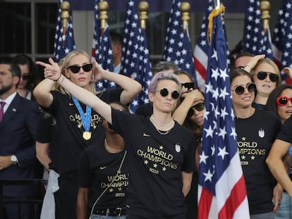 A capitã, Megan Rapinoe, junto a suas colegas de equipe durante a celebração em Nova York de seu título mundial.