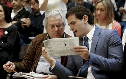 Mitin central de campaña de Ciudadanos en Sevilla con Albert Rivera, en la imagen consultando con Javier Nart la encuesta publicada en el diario EL PAÍS, el 15 de marzo de 2015.