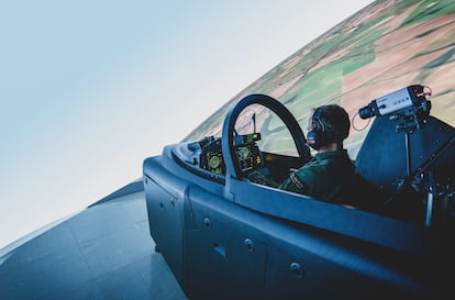 Un piloto realiza un ensayo de vuelo dentro de un simulador, en Gavião Peixoto.