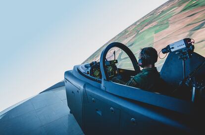 Un piloto realiza un ensayo de vuelo dentro de un simulador, en Gavião Peixoto.