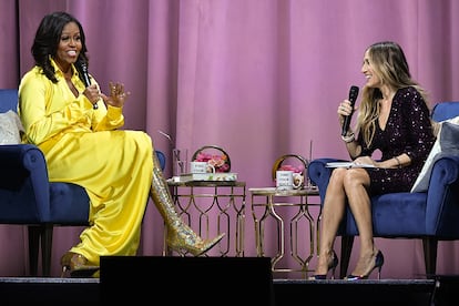 Michelle Obama hablando sobre su nuevo libro con Sarah Jessica Parker.