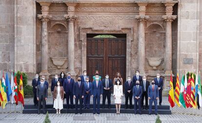 El rey Felipe VI preside la foto de familia de la Conferencia de Presidentes autonómicos, que se celebra en el monasterio de Yuso, en San Millán de la Cogolla (La Rioja).