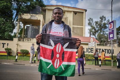 Anami Daudi Toure (26 años), director del Centro de Justicia Social de Mukuru, fue uno de los líderes de las protestas de 2024 y sigue asistiendo a todas las movilizaciones que se organizan. “He salido a las calles desde 2018 para denunciar la mala gobernanza, la corrupción, los casos de ejecuciones extrajudiciales en los asentamientos informales” y las injusticias históricas que siguen afectando a los barrios más empobrecidos del país, afirma frente a la comisaría central de policía de Kenia, el pasado 9 de junio con una bandera keniana entre sus manos. Ha acudido para protestar por la muerte de Albert Omondi Ojwang, detenido por acusar de corrupción en la red social a un alto cargo de la policía. Un día después, murió en esa comisaría mientras estaba bajo custodia policial. Toure vive en Mukuru, una de las barriadas más grandes de Nairobi, donde acceder a servicios básicos es un lujo pese a que la ciudadanía paga impuestos. “Miles de millones se roban cada día, pero no hay rendición de cuentas y los jóvenes están siendo asesinados todos los días porque no tienen empleo”. Para el activista, la subida de impuestos que impulsa el Gobierno de William Ruto es “una penalización por ser pobre”. “Obliga a la ciudadanía a pagar una deuda externa que no nos ha beneficiado como país”, mientras se recortan fondos en educación o salud y se incrementa el presupuesto destinado a “la residencia presidencial y sus asesores”. Participó en todas las marchas de junio de 2024. “Ahora mucha gente protesta más en redes sociales porque en las calles nos matan”, dice. Como ejemplo, las marchas del miércoles pasado, donde murieron al menos 19 y 531 resultaron heridos por la violencia de los agentes, según confirmó la Comisión Nacional de Derechos Humanos de Kenia