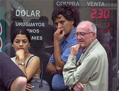 Un grupo de argentinos hacen cola en una casa de cambio para comprar dólares.