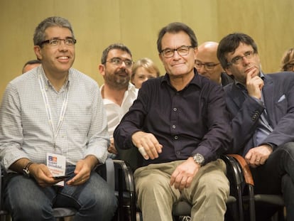 Francesc Homs, Artur Mas y Carles Puigdemont, tres de los exaltos cargos condenados por el Tribunal de Cuentas, en las primarias de CDC en 2016.