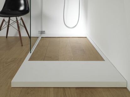 Plato ducha Par-ker, de Systempool (Porcelanosa). Diseño cerámico que imita a la madera.