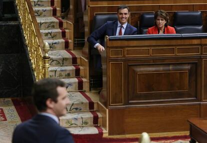 Pedro Sánchez, junto a la ministra de Justicia, Dolores Delgado y Pablo Casado en el Congreso.