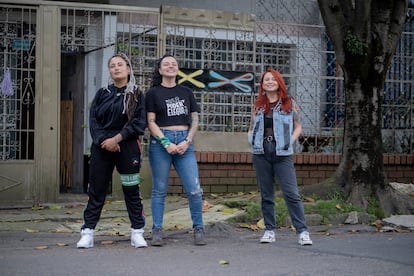 Natalia, Laura y Eliana, en la casa cultural de la organización Lesbofeminista Libres, en el barrio La Soledad de Bogotá, el 13 de enero de 2023.