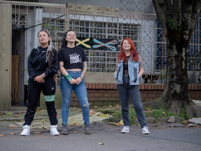 Natalia, Laura y Eliana, en la casa cultural de la organización Lesbofeminista Libres, en el barrio La Soledad de Bogotá, el 13 de enero de 2023.