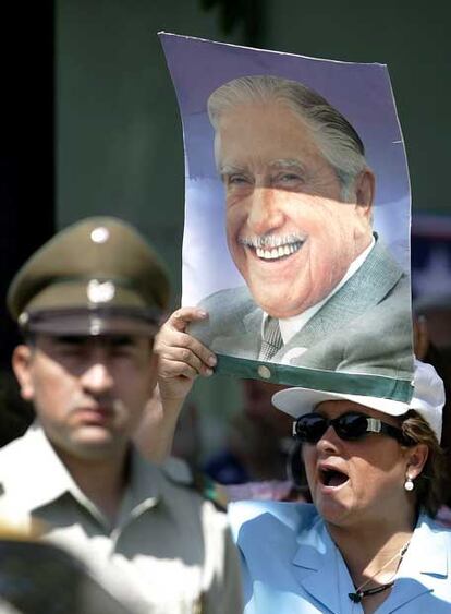 Una simpatizante de Pinochet, frente al hospital donde está internado.