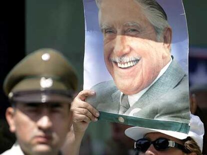 Una simpatizante de Pinochet, frente al hospital donde está internado.