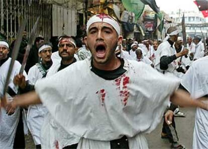 En Irak, Irán y Pakistán, los chiíes celebraban hoy una importante fiesta religiosa que ha acabado en masacre. Esta es una imagen de la celebración en Bagdad, antes de los ataques, en el momento en que los fieles se rasgan con cuchillos varias partes de su cuerpo.