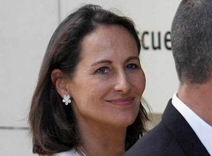 Ségolène Royal, a su llegada ayer a la sede del Gobierno de Poitou-Charentes, región que preside.