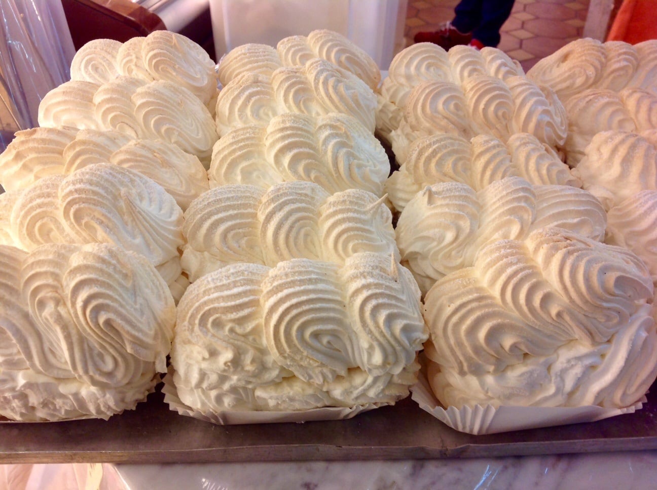 La gastronomía del carnaval más extraño de Cataluña donde la gente se arroja merengue