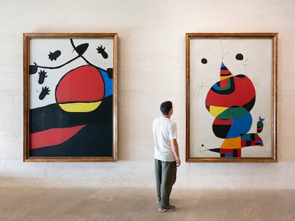 Un visitante de la muestra 'La guspira màgica', en la Fundación Miró de Palma, dentro del programa expositivo 'Paysage Miró'.