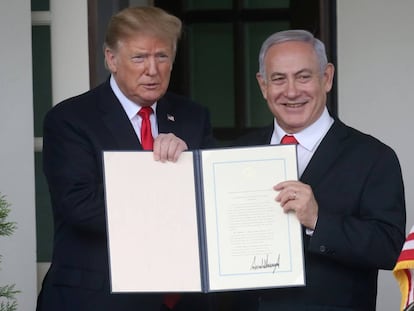 Trump y Netanyahu muestran el reconocimiento estadounidense de la anexión israelí de los Altos del Golán. 