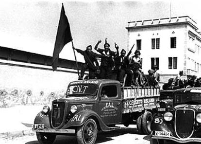 Milicianos de la CNT parten hacia el frente en un camión requisado en los primeros días de la Guerra Civil.