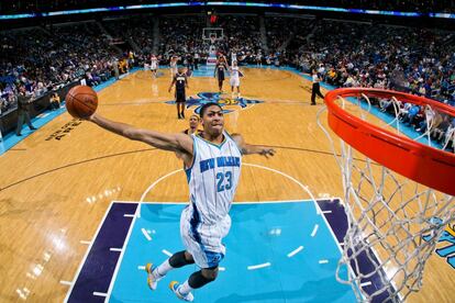 Anthony Davis, de los Hornets, se dispone a hacer una mate en el enfrentamiento de su equipo contra los Lakers.