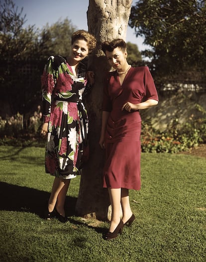 El enfrentamiento entre Olivia de Havilland y Joan Fontaine era el clásico caso de rivalidad entre hermanos, que fue creciendo con el tiempo. El drama comenzó en 1935, cuando Havilland obtuvo su primer papel en Hollywood. Dos años después, su hermana menor logró también su primer papel, desde allí las hermanas comenzaron a competir por todo: personajes, amores y premios. Y su lucha duró toda su vida. 

</br> Fontaine tuvo que adoptar el apellido de su padrastro y por ello no pudo gozar de los privilegios que tenía ser un Havilland en el Hollywood de aquel entonces. Sin embargo, eso no impidió que se enfrentara a su hermana: en 1942 le arrebató a Havilland un Oscar. En 1947, cuando Havilland por fin se llevó una estatuilla, el fotógrafo Hymie Fink capturó el instante en el que esta despreció el abrazo de felicitación de su hermana menor. 
</br> Con el paso del tiempo, Fontaine negó la rivalidad. En 2013 dijo a ‘The Hollywood Reporter’ que tales pugnas nunca habían existido y que todo fue un invento de la prensa.

